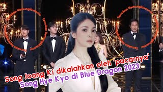 Buat Hye Kyo Terharu! Song Joong Ki dikalahkan oleh 'pacarnya' Song Hye Kyo di Blue Dragon 2023 🌹🥰