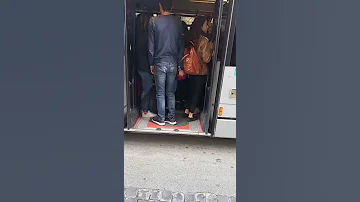 شاهد الازدحام في ايطاليا روما بجوار الكولسيوم 
