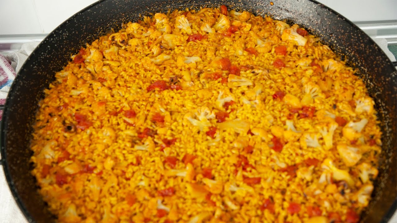 Paella valenciana de sepia y coliflor.Valencian cuttlefish and cauliflower paella.