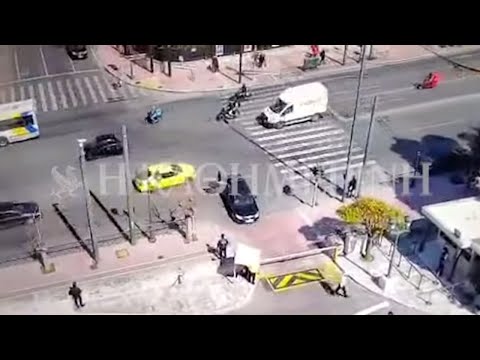 Αποκλειστικό Kathimerini.gr - Το video του δυστυχήματος έξω από τη Βουλή | Η ΚΑΘΗΜΕΡΙΝΗ
