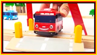 ROAD SAFETY with TAYO the Little Bus - Educational App Demo 타요 도로놀이 장난감 screenshot 5