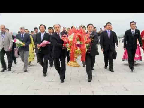 Floral Tribute Paid to Kim Il Sung & Kim Jong Il кндр фото