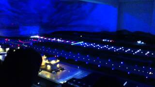 Start eines Flugzeugs bei Nacht - Flughafen Miniaturwunderland in Hamburg