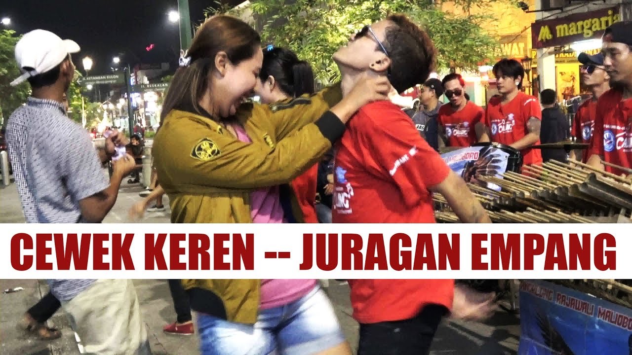 MANTUL BRO !! CEWEK KEREN JOGETI COWOK -- ANGKLUNG RAJAWALI MALIOBORO YOGYAKARTA