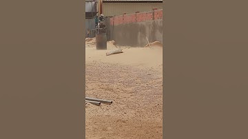 # Shorts Trát tường hàng rào giữa trời gió cát