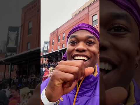 Chris Ramsey meets the Nebraska Llamas