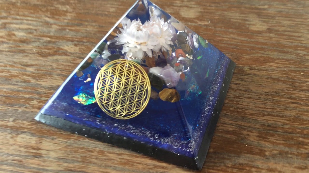 Orgonite Giza piramide xlarge 'Diverse edelstenen'