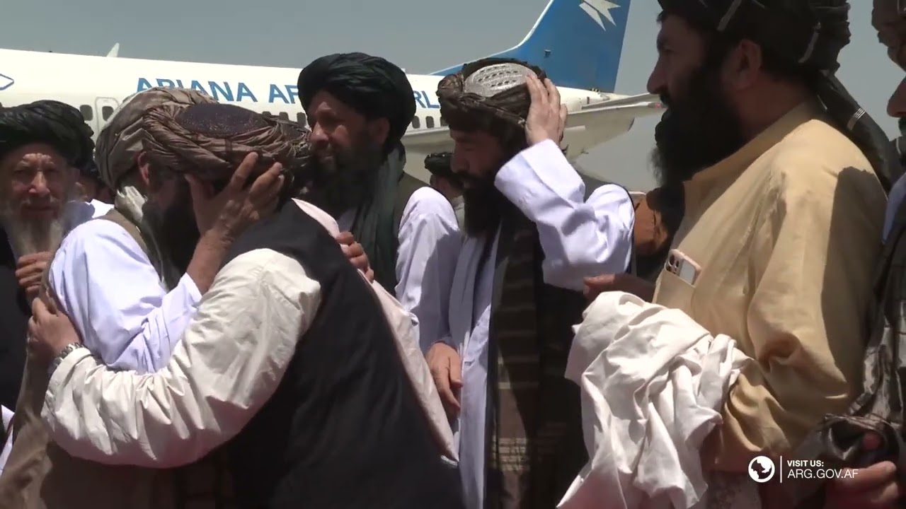 محترم الحاج ملا محمد حسن آخوند، رئیس الوزراء ا.ا.ا پیش از چاشت امروز از قندهار به کابل بازگشت