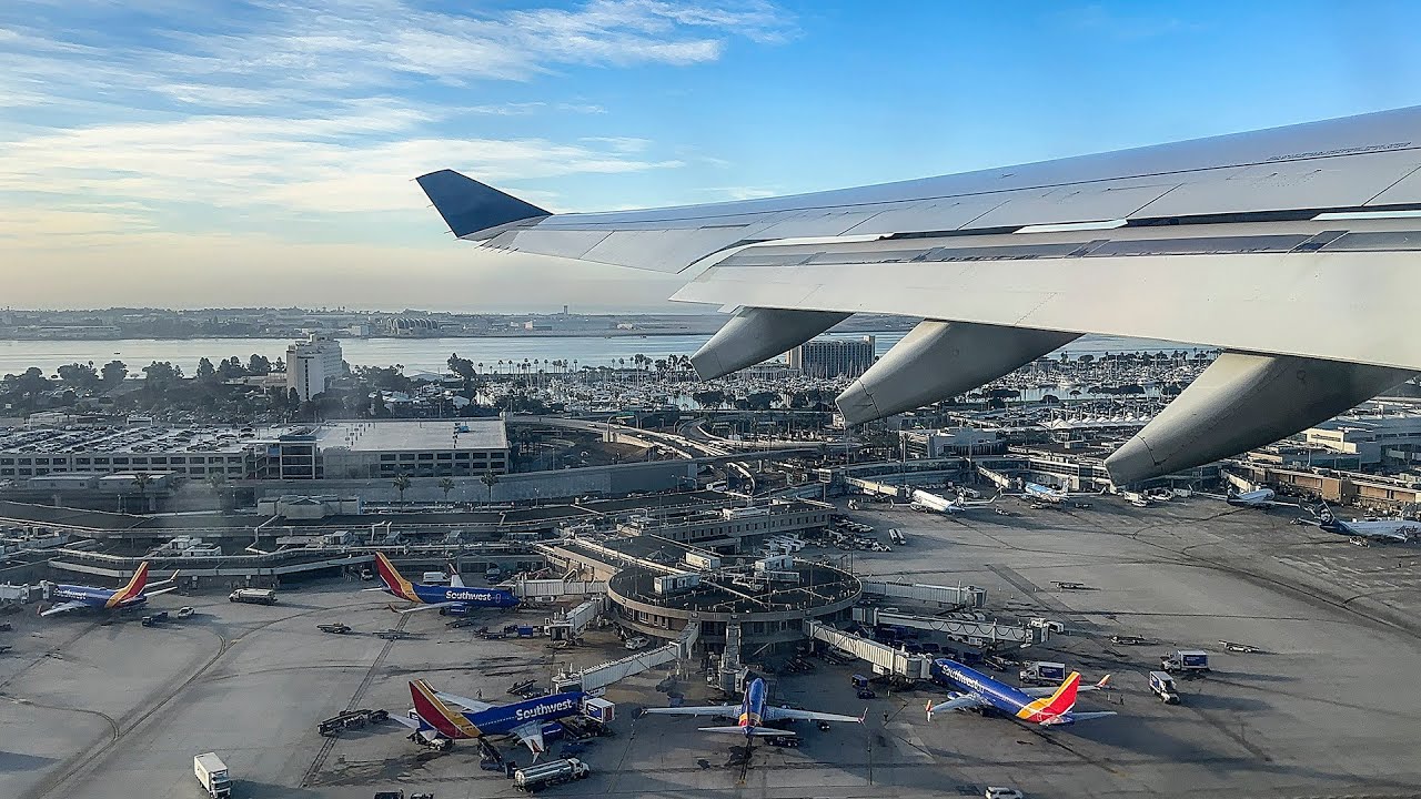 Delta A330-200 taxi and takeoff from SAN (San Diego)