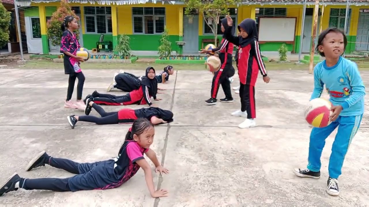 Latihan Ekstrakurikuler Bola Voli SDN 1 Ciparigi