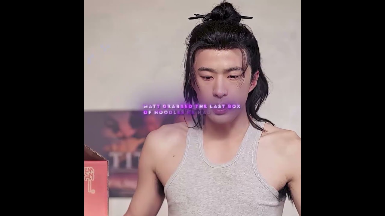 Мужчина обнаружил на столе лилипута 