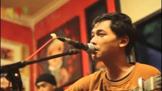 Download lagu silampukau - malam jatuh di surabaya (live at omuniuum)