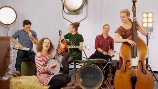NRK Super - Musikkvideo: Julehilsen fra programlederne (Lysa er tente)