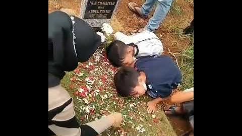 SEDIH || KEDUA ANAK INI TERUS MEMANGGIL MAMA NYA YANG SUDAH MENINGGAL