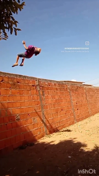 mortal para trás de cima do muro