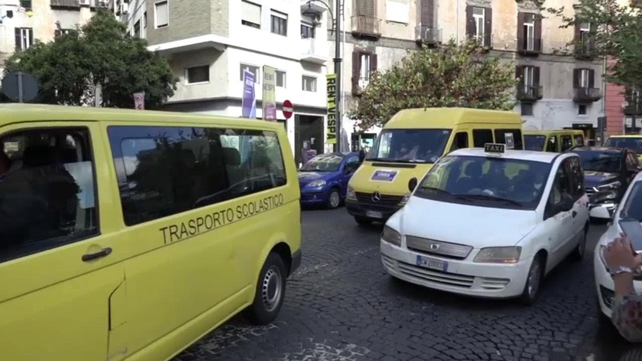 Scuole chiuse in Campania, famiglie, docenti e autisti degli scuolabus in piazza contro De Luca