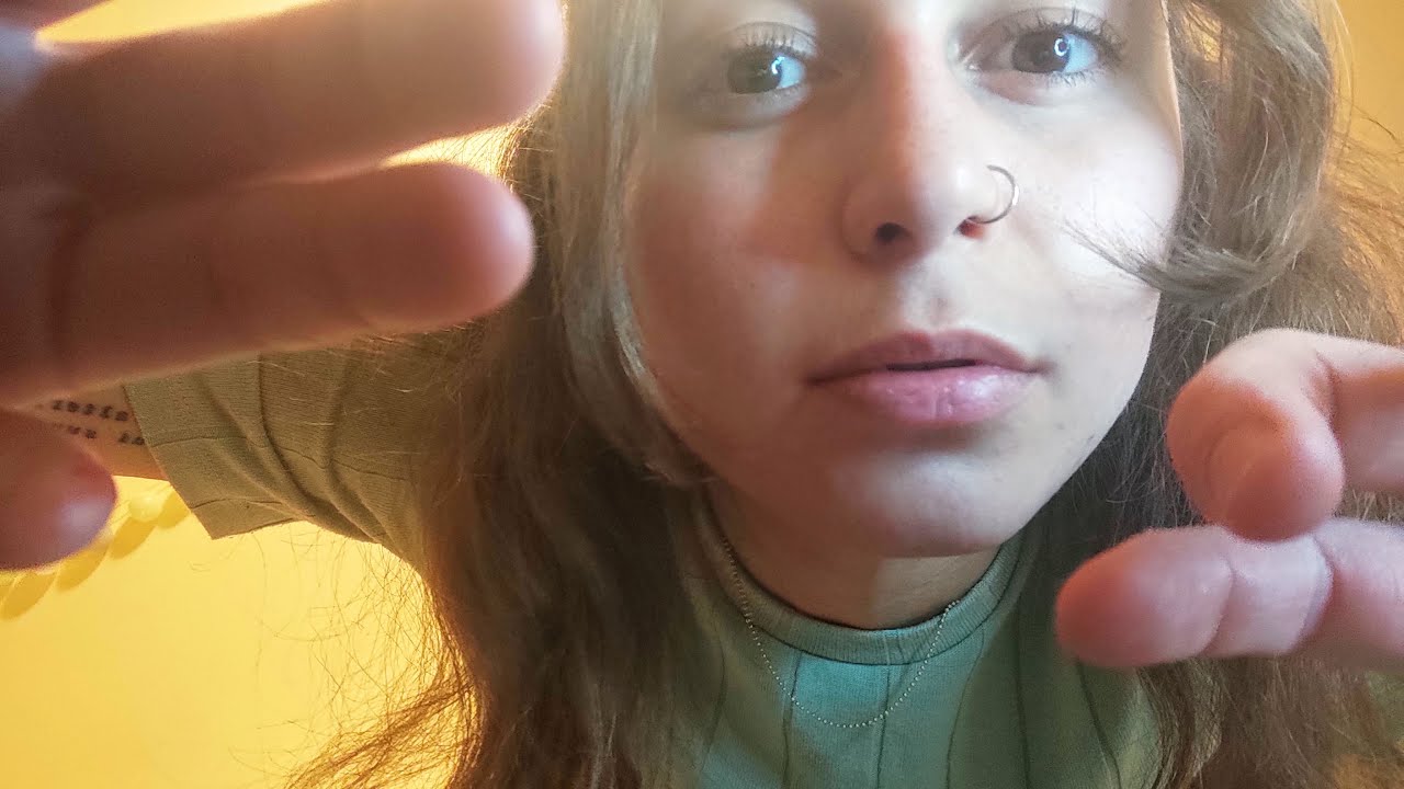 ASMR chiacchiere con un'amica 2 👭 visual triggers, hands movements, whispering & mouth sounds 🥗