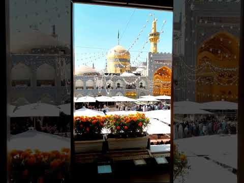 اکثر مردم کیلومترها راه رو طی می کنند تا به اینجا برسند من فقط پرده رو کنار می زنم حرم امام رضا