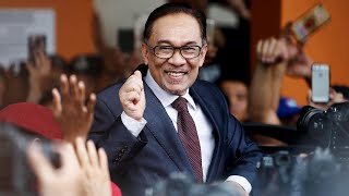 Hero of Malaysia's opposition politics, Anwar Ibrahim, freed from jail Hero of Malaysia's opposition politics, Anwar Ibrahim, freed from jail