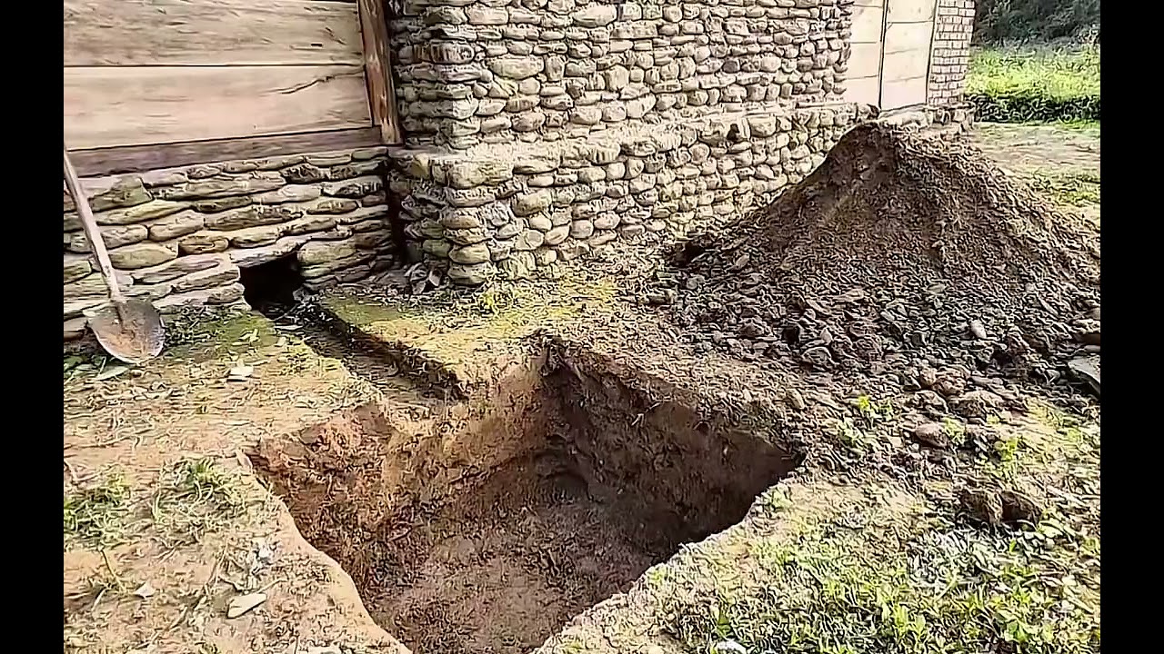 Building a Warm and Cozy Hollow for Survival, in the root of a fallen spruce.Secret cave, Bushcraft