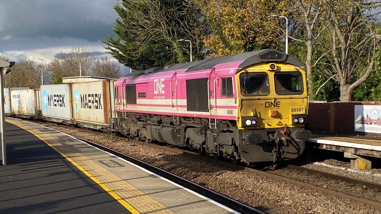 “As one, we can” 66587 4L73 with 38 containers & 4 pocket wagons 12;53 ...