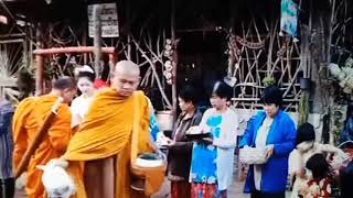 สาธุชนพร้อมใจใส่บาตรพระ ธรรมจาริก ปฏิบัติธรรม แจ้ห่ม ลำปาง