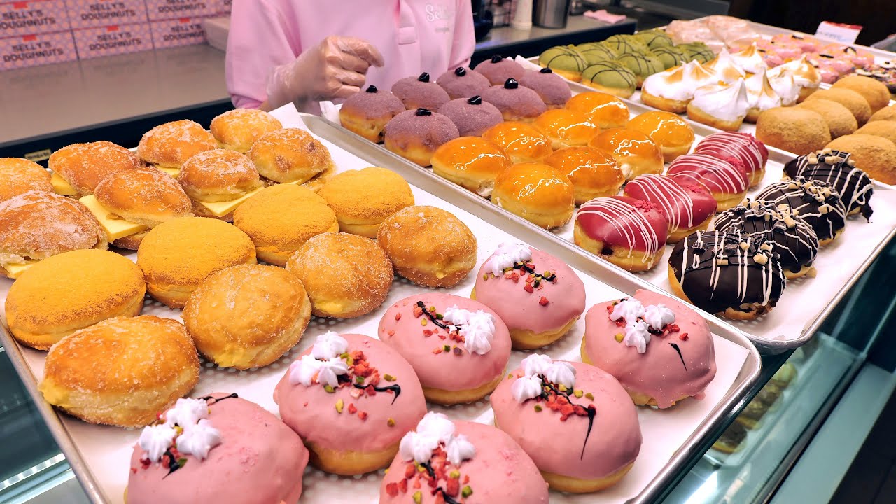 매일 완판되는 신촌 핫플레이스! 매일 만드는 20가지 도너츠 | 20 Kinds of Doughnuts, Hot Place in Seoul | Korean Street food