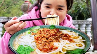 Sister Miao eats rice noodles for breakfast, and it's another big plate of sucking!