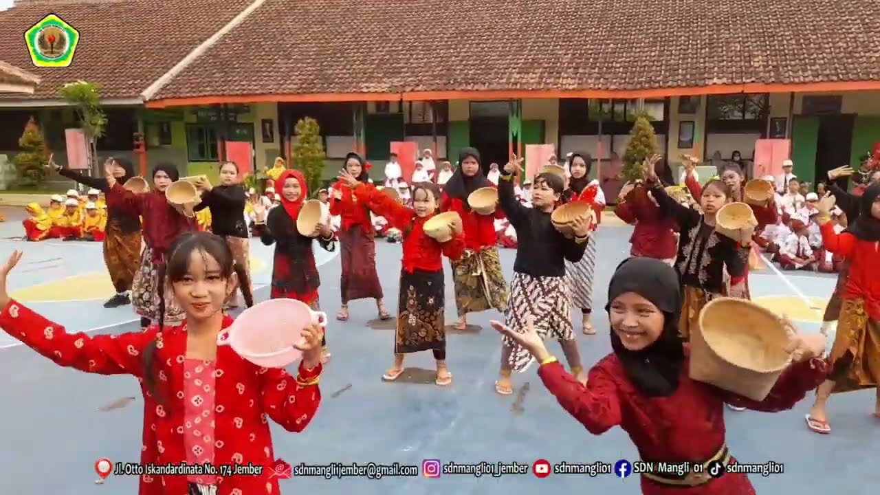 PENAMPILAN PARA SISWA DAN SISWI DALAM MEMPERINGATI HARI GURU NASIONAL 2024