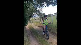 Trottinette électrique tout terrain et les beaux sourires