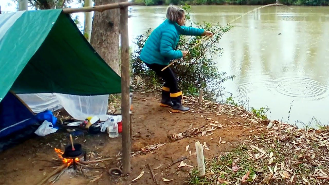 Acampamento raiz na barranca do rio PESCAMOS E FRITAMOS NA BEIRA DO RIO.