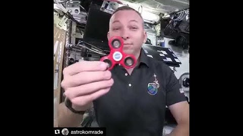 Astronaut Playing with Fidget Spinner in Space (ISS) 🛰️