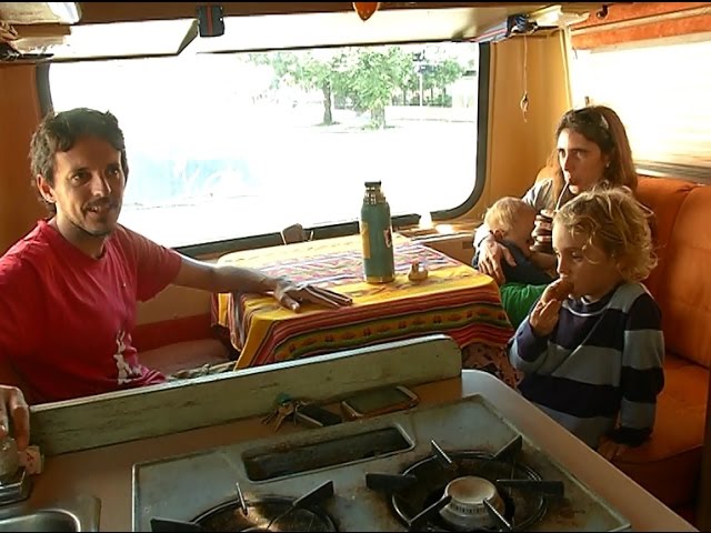Llegó a Uruguay la familia que recorre Latinoamérica en una casa rodante -  YouTube