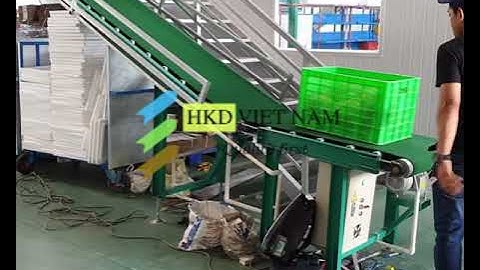 Băng tải chuyển khay nhựa chứa hàng lên tầng, băng tải nghiêng chuyển hàng lên cao. LH 096724307