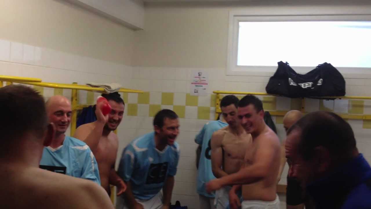 Célébration de la victoire de la coupe H. Coulon 2012 dans le vestiaire