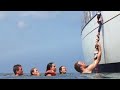 Un gruppo di amici si butta nell'oceano dimenticando di abbassare la scaletta dello yacht