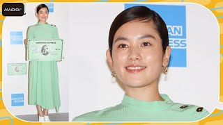 筧美和子、シンプルワンピで爽やかコーデ　「アメリカン・エキスプレス・カード」と色ぴったり