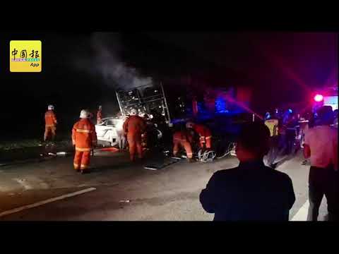轿车撞罗厘起火  父子受困被烧死