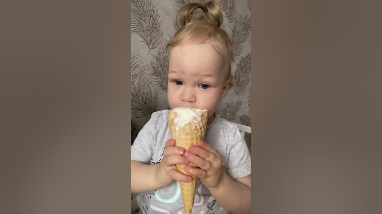 Алиса кушает мороженое 🍦 - YouTube