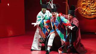 Plăci Din Hips Roșu De La Prosep În Decorul De La Opera Română