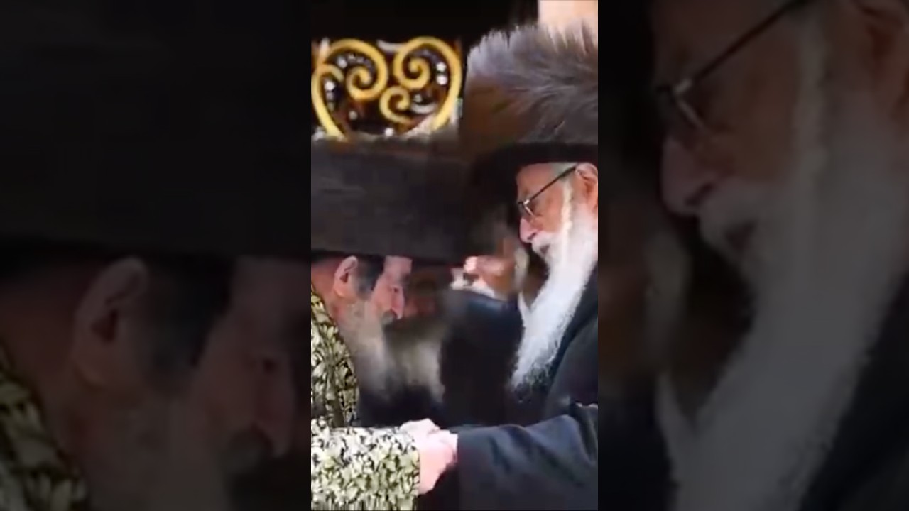 האדמו״ר מויז׳ניץ בריקוד עם האדמו״ר מצאנז בשמחת נשואי נכדתו
