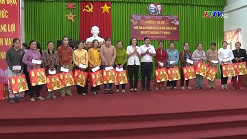 Phó Chủ tịch Hội đồng Dân tộc của Quốc hội tặng quà Tết cho người nghèo