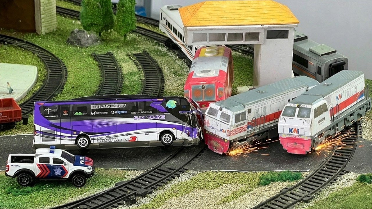Merakit Kecelakaan Kereta Api Bermesin CC203,CC206 Anjlok Tabrak Bus Pariwisatan di Palang Pintu