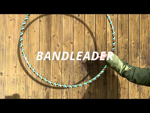 Dieses Video zeigt unser Hula Hoop Modell &quot;Bandleader&quot; in Bewegung bei Sonnenlicht. Tapes: 12 mm teal grip / green-blue iridium / 6 mm Duck Tape white / 6 mm...