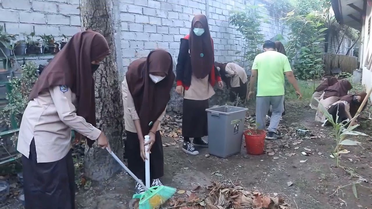Gotong Royong Kebersihan Lingkungan Sekolah