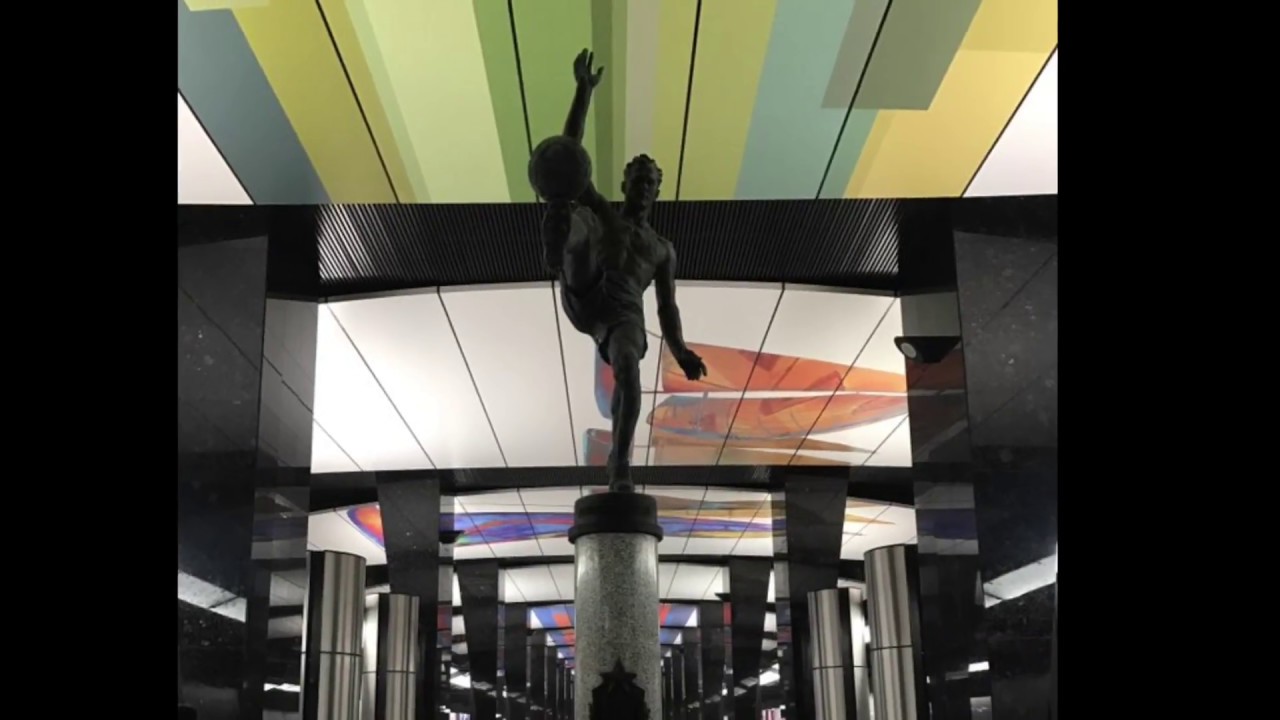 Какие спортсмены украшают потолок станции цска. Метро ЦСКА скульптуры. Метро ЦСКА дом волна на фото.