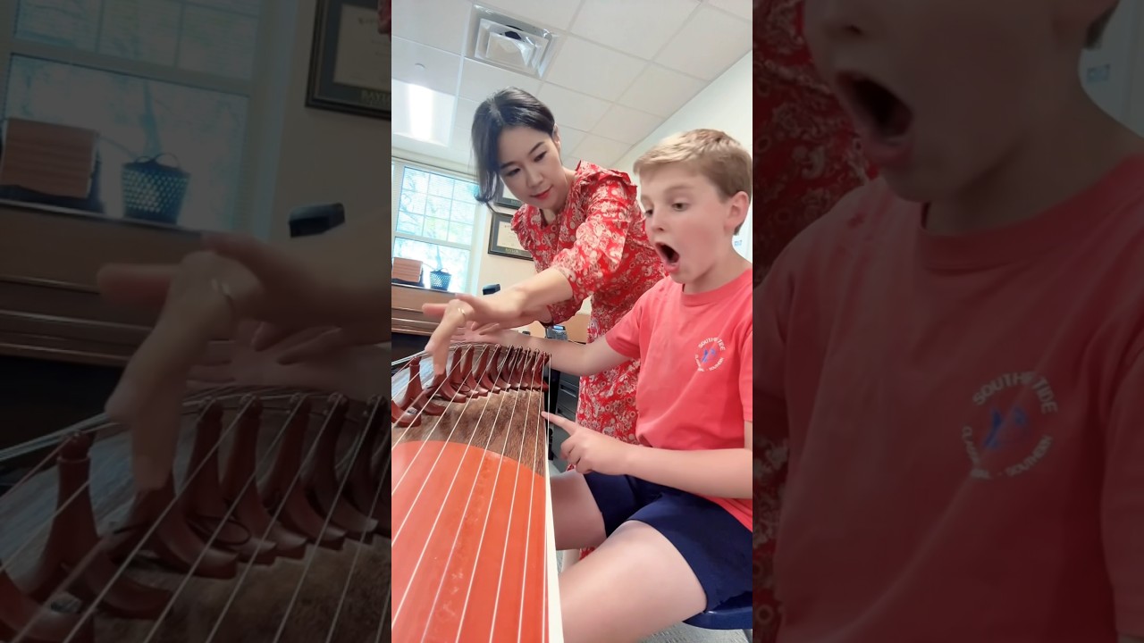 Introducing Korean instrument Gayageum during the Class ‘East Asia Culture’