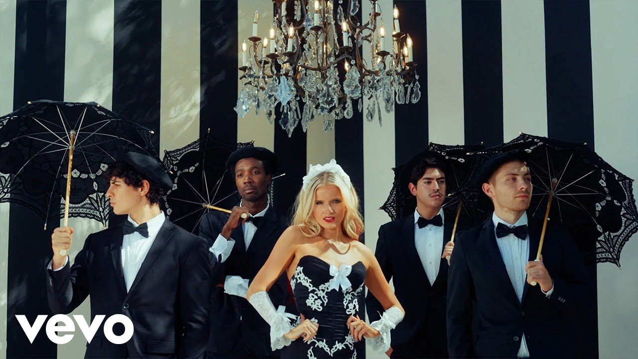Izza - Stylish (Official Music Video) adlı videoyu YouTube'da izle Izza - Stylish (Official Music Video) adlı videoyu YouTube'da izle