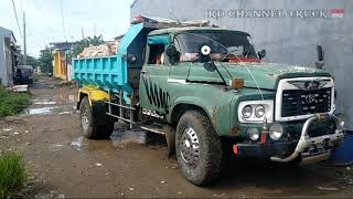 Keren Truk Legendaris Toyota Atau Hino Buaya Pembawa Batu Pondasi, Beraksi Di Lorong Sempit