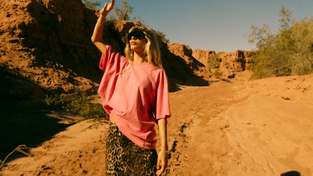 Sofía Mora - mi mundo entero (Official Visualizer)